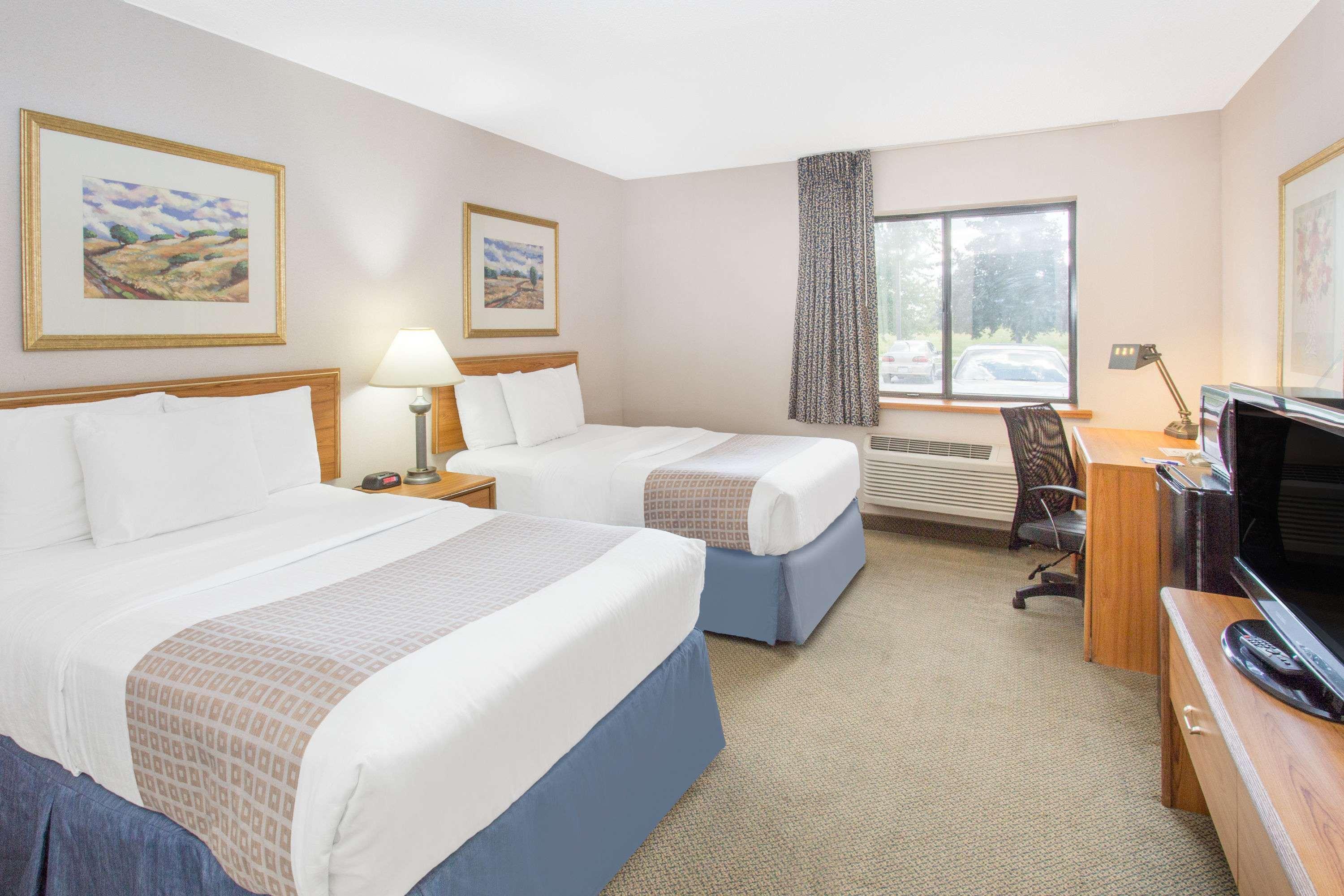 Baymont By Wyndham Davenport Hotel Exterior photo