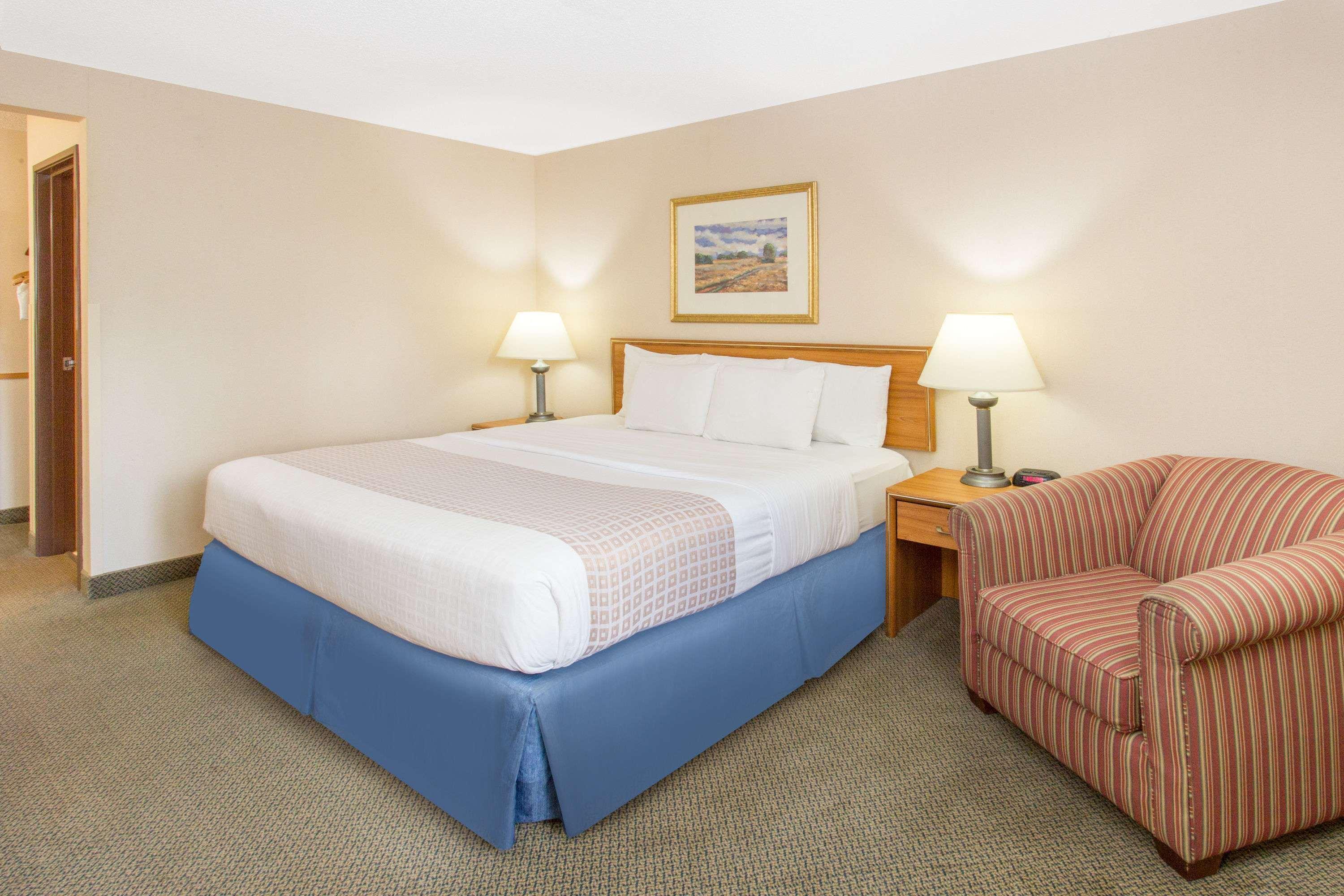 Baymont By Wyndham Davenport Hotel Exterior photo