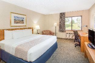 Baymont By Wyndham Davenport Hotel Room photo