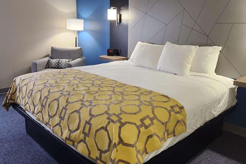 Baymont By Wyndham Davenport Hotel Room photo