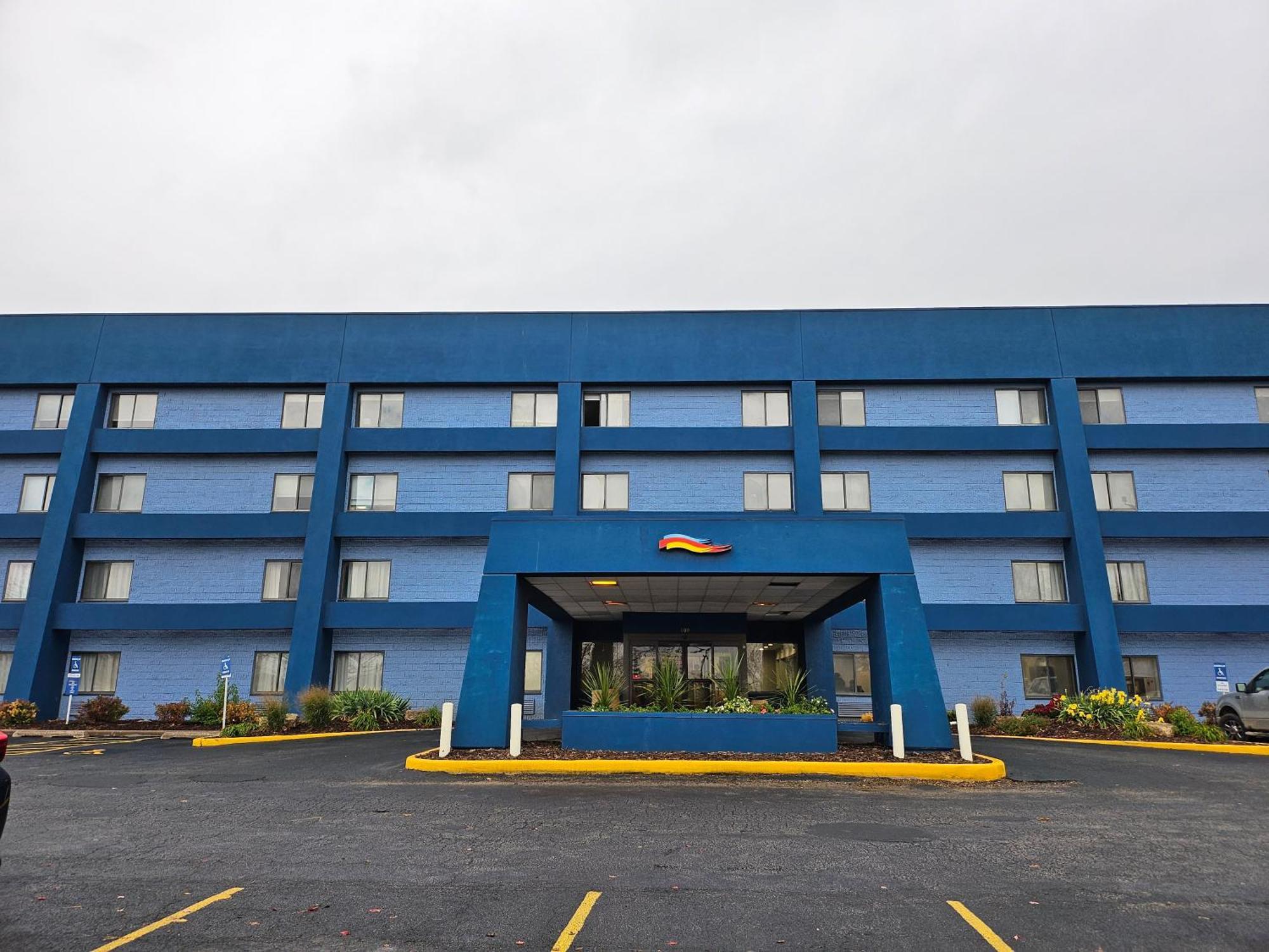Baymont By Wyndham Davenport Hotel Exterior photo
