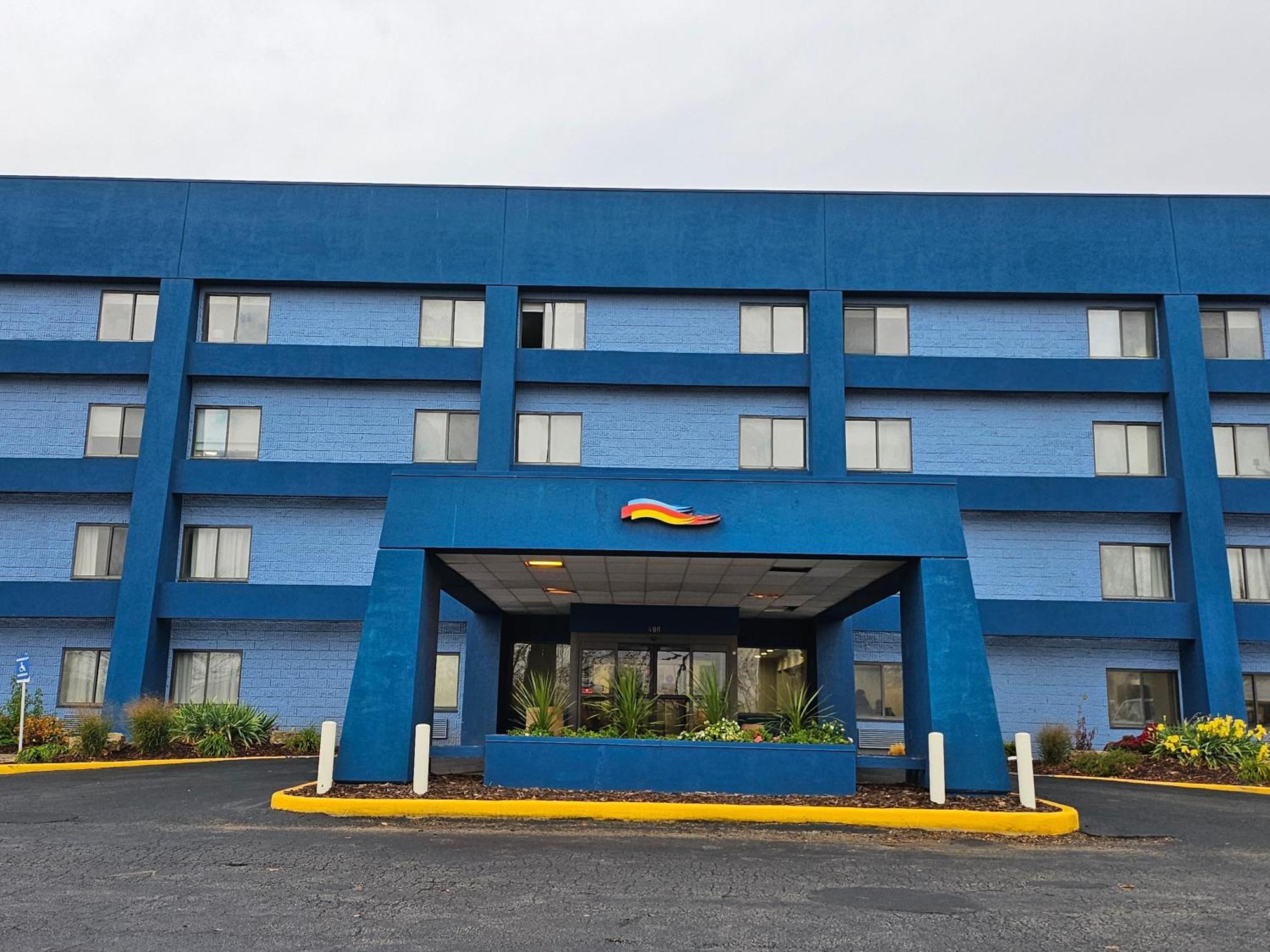 Baymont By Wyndham Davenport Hotel Exterior photo
