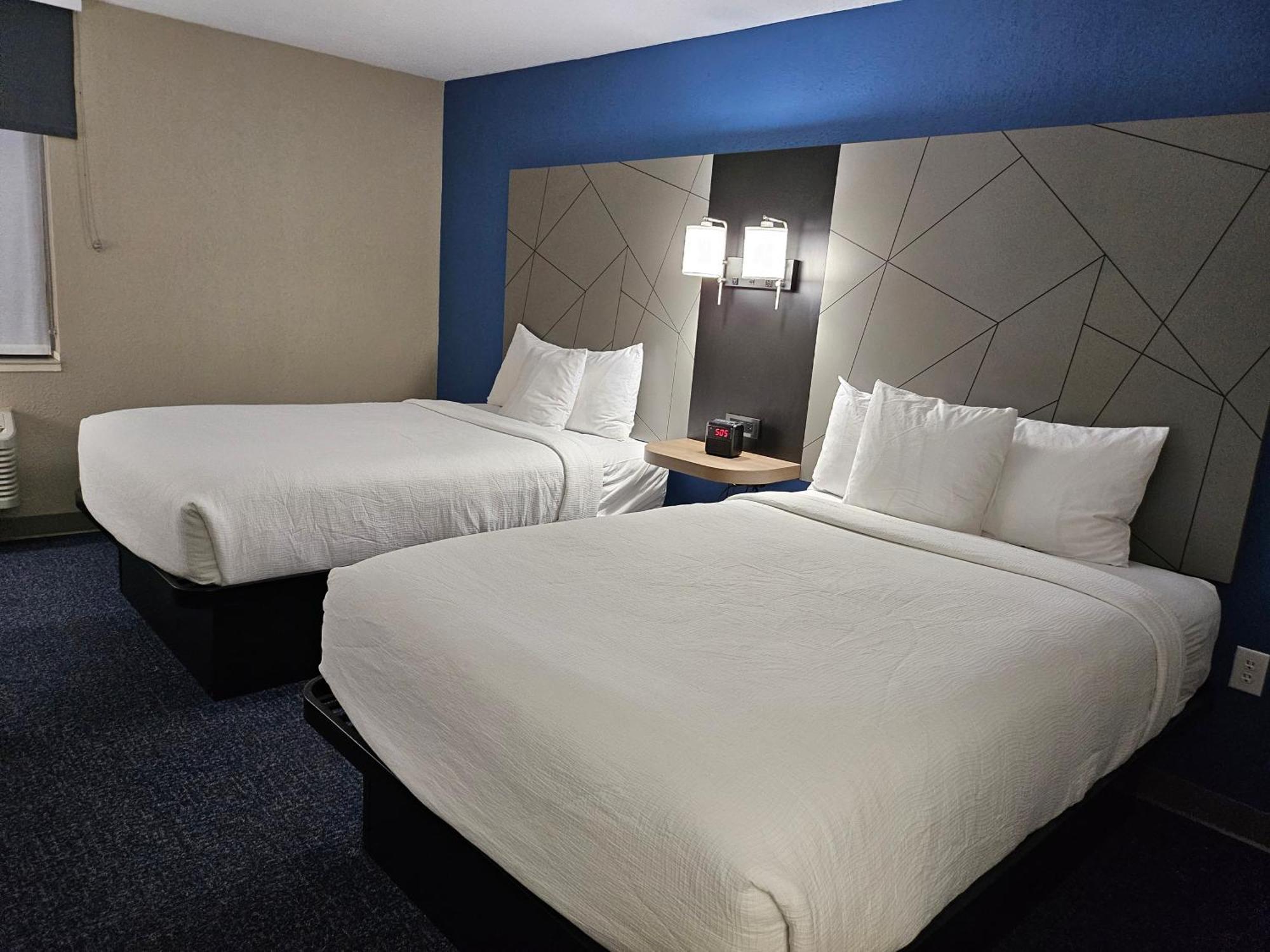 Baymont By Wyndham Davenport Hotel Exterior photo