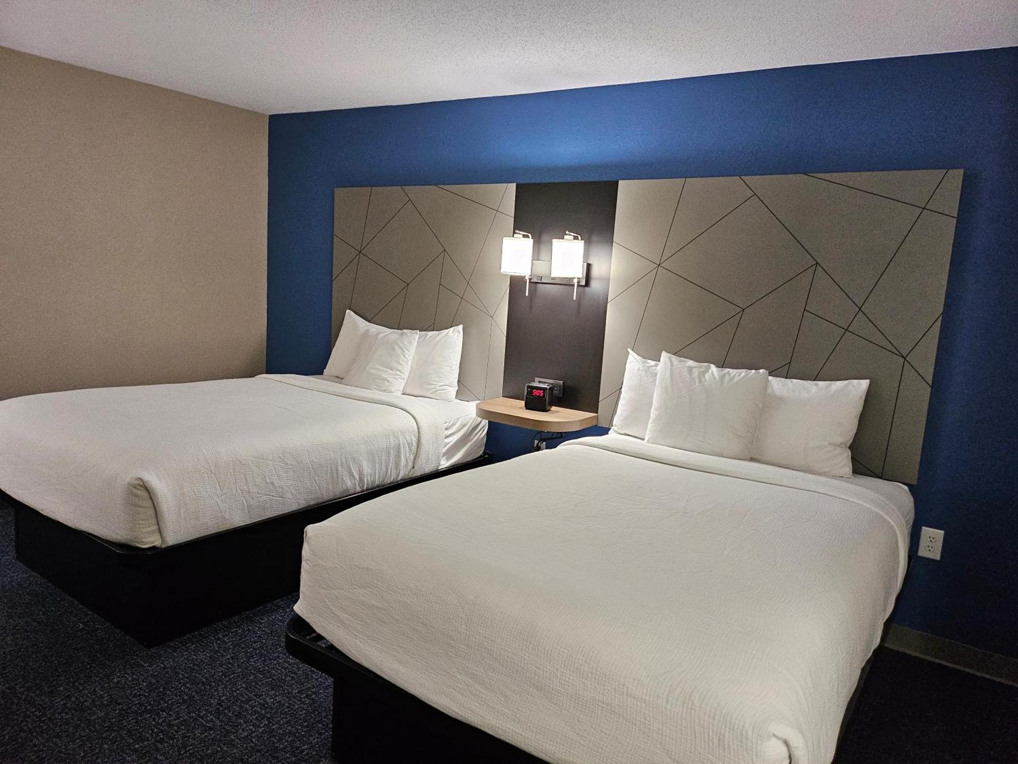Baymont By Wyndham Davenport Hotel Exterior photo