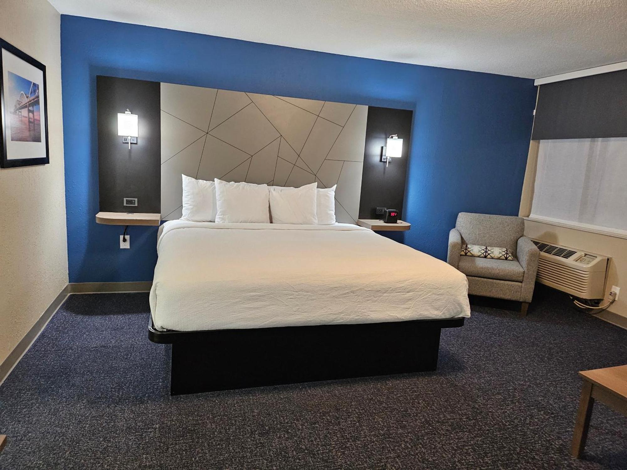 Baymont By Wyndham Davenport Hotel Exterior photo