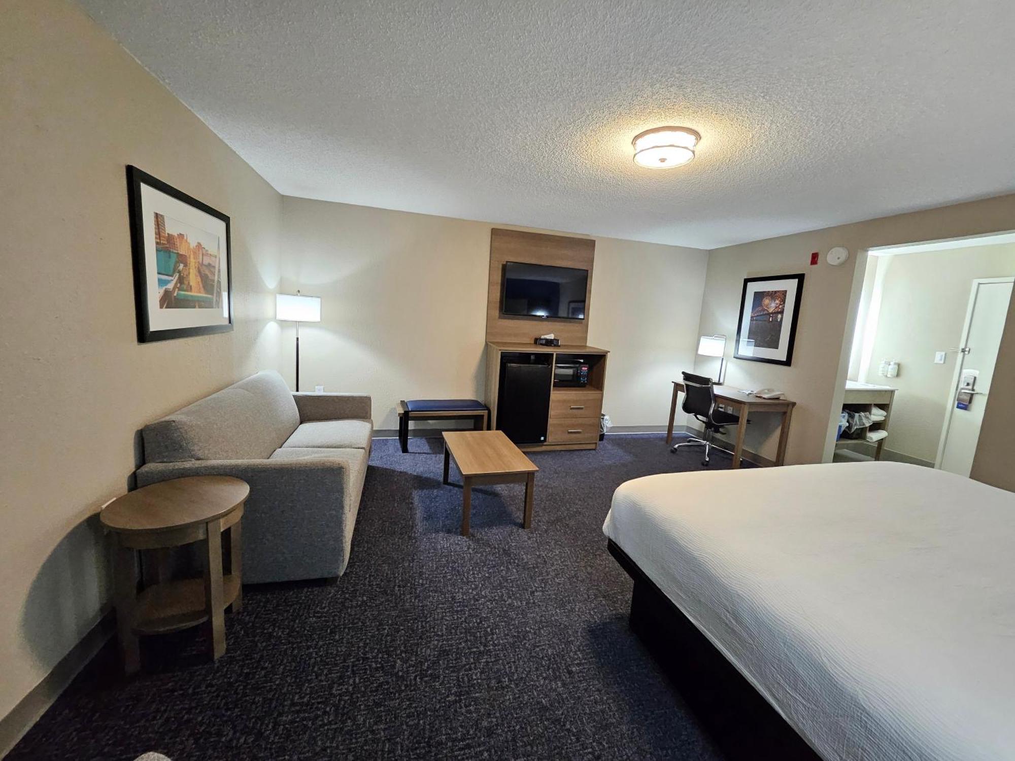 Baymont By Wyndham Davenport Hotel Exterior photo